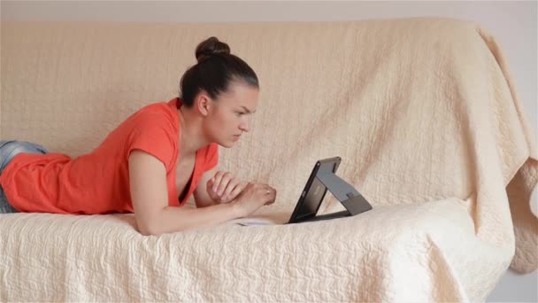 Güzel kadının evde online alışveriş yapması — Stok video