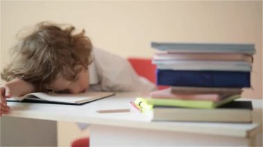 Çuval ev ödevi yap. Çocuk ödevini evde çalışıyor. öğrenci ders üzerinde sıkılmış oldu