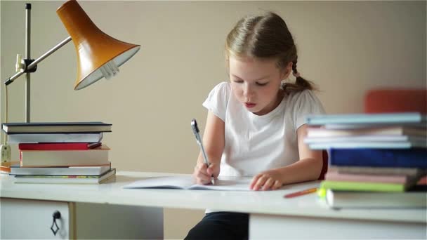 Μαθήτρια κάνει την εργασία και προετοιμασία για τις εξετάσεις, χαριτωμένα παιδιά που μαθαίνουν τα μαθήματα — Αρχείο Βίντεο