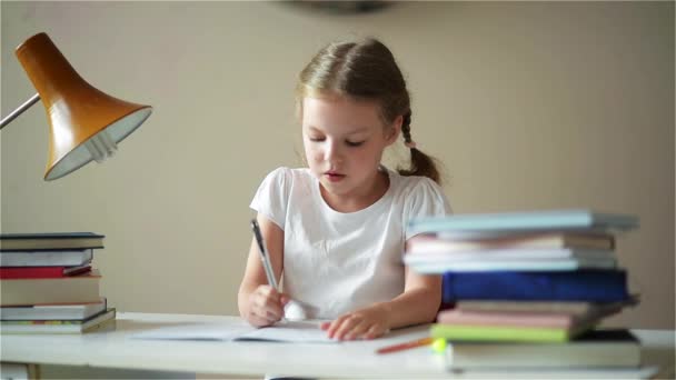 Μαθήτρια κάνει την εργασία και προετοιμασία για τις εξετάσεις, χαριτωμένα παιδιά που μαθαίνουν τα μαθήματα — Αρχείο Βίντεο