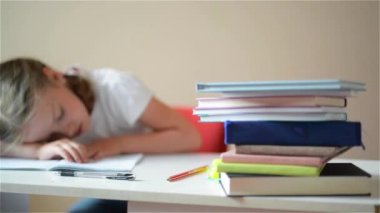 Kız öğrenci ders, kitap üzerinde uyuyan sevimli kız öğrenir.