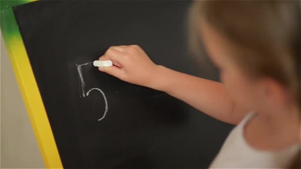 Schoolchild Praticare la matematica semplice su lavagna di gesso — Video Stock