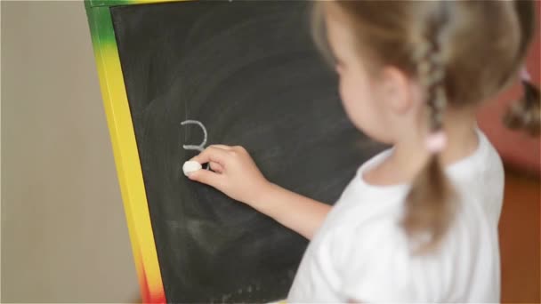 Schoolchild Praticare la matematica semplice su lavagna di gesso — Video Stock