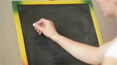 Büyük yazı tahtası üzerinde okulda, okula dönüş, ilk Eylül yazma öğrenci