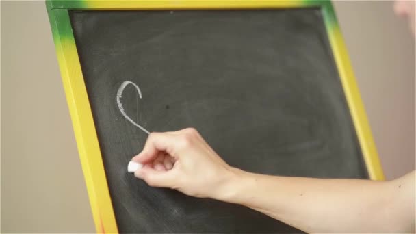 Estudiante escribiendo en pizarra grande en la escuela, de vuelta a la escuela, el primero de septiembre — Vídeo de stock