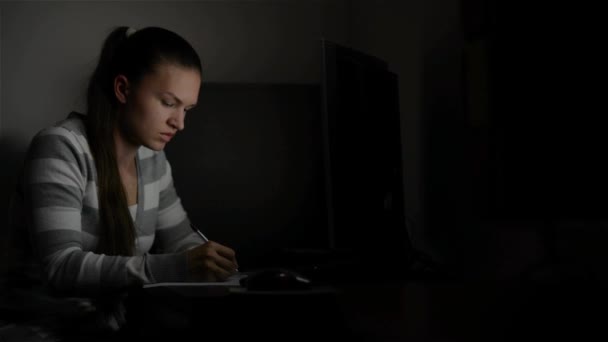 Jonge vrouwelijke zakenvrouw thuis werken. Ze werkt laat in de nacht op zoek naar monitor. — Stockvideo