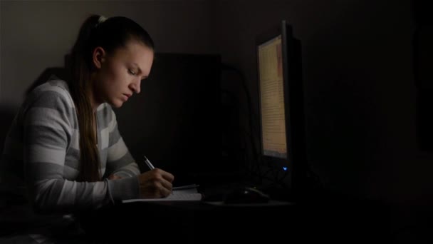 집에서 일 하는 젊은 여성 비즈니스 여자. 모니터를 보고 밤에 늦게 작동 하는 그녀. — 비디오