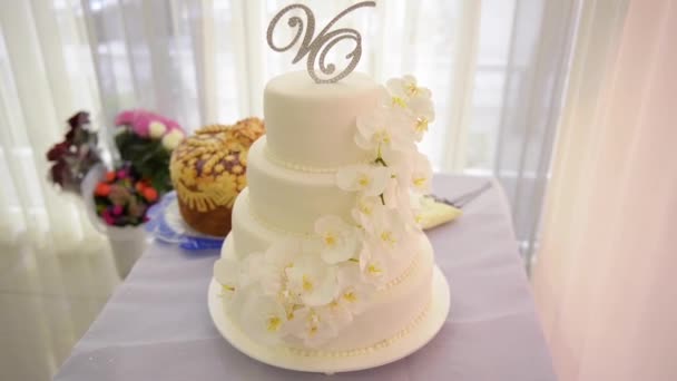 Tortas de boda de varios niveles, pastel decorado — Vídeos de Stock