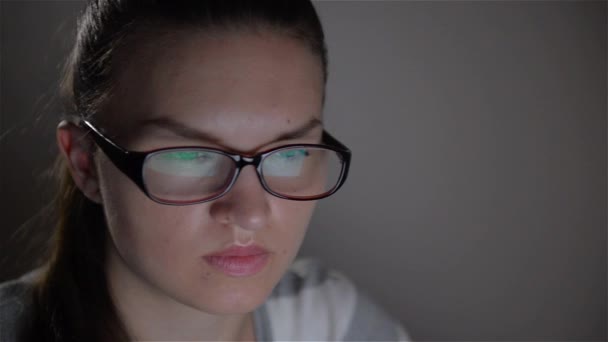 累了的年轻商业女人坐在计算机在工作场所-晚上加班工时的头痛 — 图库视频影像