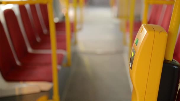 Gros plan de mains de personne insérant un billet dans le bus, jeune femme insérant un billet dans les transports publics — Video