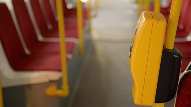 Nahaufnahme von Personen, die Fahrkarte in den Bus einlegen, junge Frau, die Fahrkarte in den öffentlichen Verkehr einführt — Stockvideo