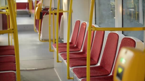 美しい若い女性は路面電車に入るし、席に座っています。列車の出発、次の駅まで — ストック動画