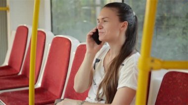 Kadın konuşmak için toplu taşıma araçları, cep telefonunda kentsel otobüs telefonda konuşurken kız