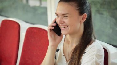 Kadın konuşmak için toplu taşıma araçları, cep telefonunda kentsel otobüs telefonda konuşurken kız