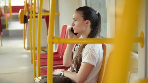 Kvinnan talar med smartphone i kollektivtrafik, tjej prata i telefon i den stads-bussen — Stockvideo