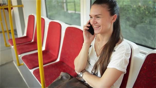 Kvinnan talar till mobiltelefon i kollektivtrafik, tjej prata i telefon i den stads-bussen — Stockvideo