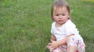 Küçük çocuk bir parkta, ne yazık ki açık bir sıcak yaz gününde vakit sevimli kız ağlıyor