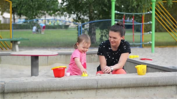 Charmante famille de deux personnes jouant et faisant des formes un jour d'été, belle jeune mère passe du temps avec ses enfants en plein air — Video