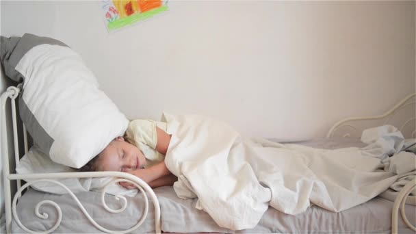 Chico lanza una almohada a la chica que duerme, feliz riendo hermano y hermana teniendo una pelea de almohadas — Vídeos de Stock