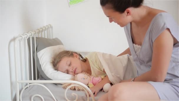 Mujer despertando chica joven en la cama sonriendo, Madre viniendo al niño dormido — Vídeos de Stock