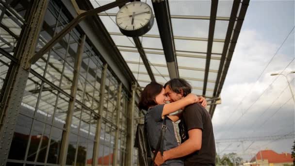 Casal feliz abraçando na plataforma da estação ferroviária. Adeus na estação de trem, menina e cara conversando na plataforma — Vídeo de Stock