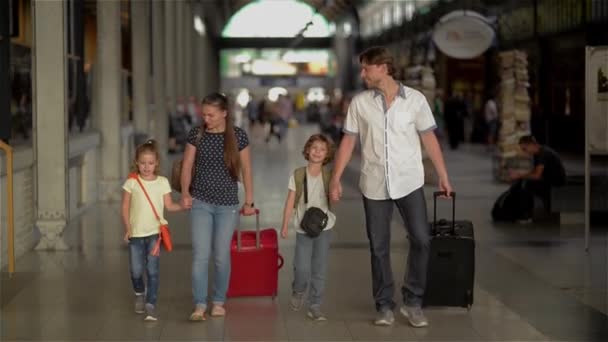 Tren İstasyonu, veliler ve çocuklar seyahat ve Havaalanı üzerinde yürümeye devam çocuklu mutlu aile — Stok video