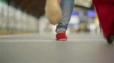 Bir tren istasyonunda bavulla kaçan kız