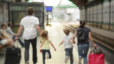 İki eş, oğlum ve kızım, demiryolu terk etmeden önce tren yakalamak için çalışan genç ailesi onlar olmadan, ebeveynler ve çocuklar seyahat istasyonu ve geç