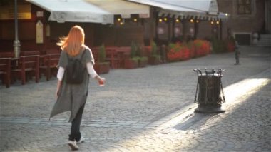 Geri dönüşüm kutusu, şehir arka plan yakınındaki boş kağıt kahve Kupası atma kadın. Geri dönüşüm, çevre dostu yaklaşım kavramı. Sokaktan, tutmak dünya şehri, Temizleme