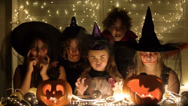 Kinderen hebben plezier samen op het Halloween festival, vrienden op het Halloween feest. — Stockvideo