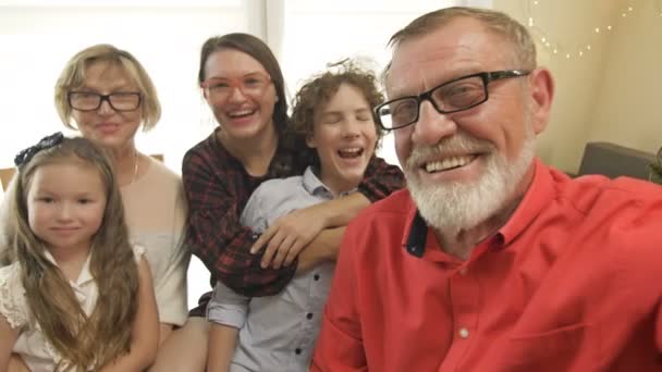 A karácsonyt ünneplő család egy számítógépes videohívással gratulál valakinek.. — Stock videók