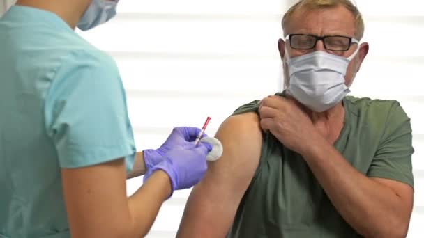 Nurce inject vaccine shot to elredy patient. Iimmunity stimulation to minimise risk of coronavirus infection. — Stock Video