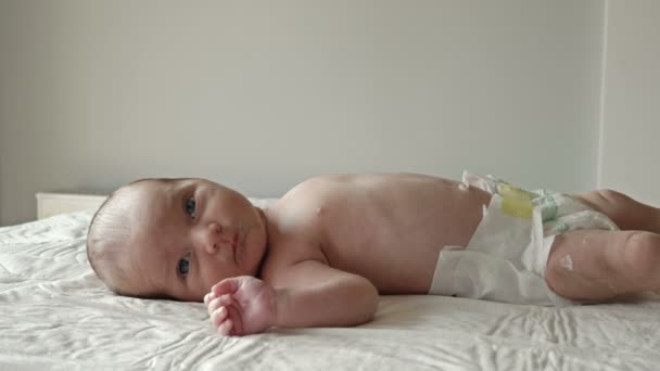 A csecsemő böfög, miután tejet evett.. — Stock videók
