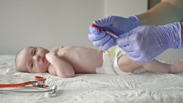 Παιδίατρος εμβολιάζει το νεογέννητο στην κλινική. — Αρχείο Βίντεο