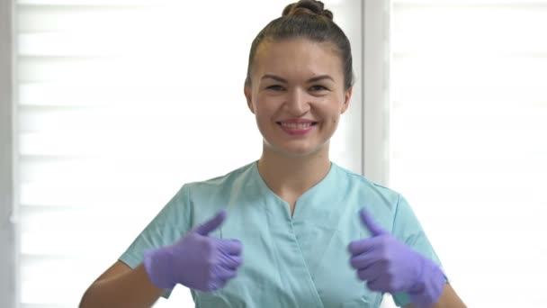 모든 일이 잘 될 것이라는 몸짓으로 보이는 젊은 여성 의사나 간호원의 모습. — 비디오