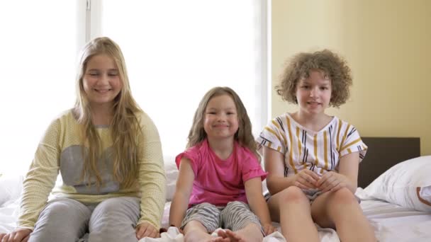 5歳から11歳の女の子のための楽しいパジャマパーティー. — ストック動画