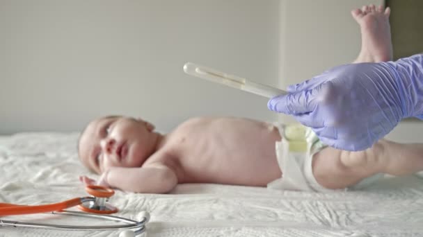 Infermiera prende un tampone dal naso dei bambini. — Video Stock