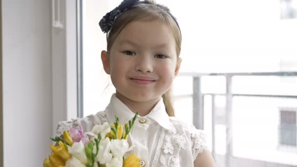 Imagen de una niña con flores en las manos. — Vídeos de Stock