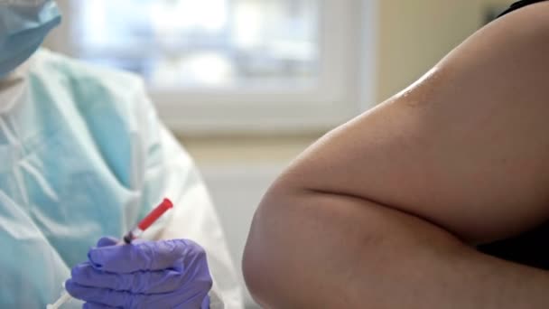 Doctor or nurse giving vaccine to a patients shoulder. — Stock Video