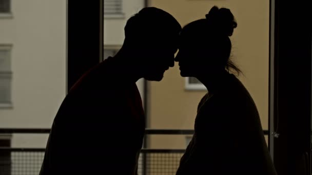 Kochająca para całująca się na tle okna z widokiem na Nigth City. Romantyczny wieczór. — Wideo stockowe