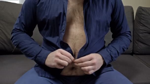 Overweight man tries unsuccessfully to button his shirt. Overweight problem. — Stock Video