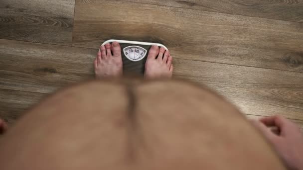 Dikke man op de weegschaal. Grote buik. Problemen met overgewicht. — Stockvideo