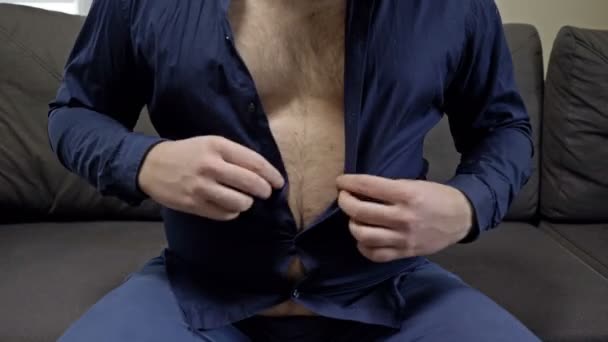 Overweight man tries unsuccessfully to button his shirt. Overweight problem. — Stock Video