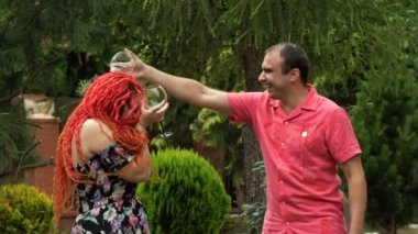 İki aşık piknikte eğleniyor. Adam şaka olsun diye kız arkadaşının üzerine kadehten şarap döker..