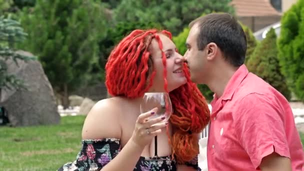 Romantický piknik na zelené trávě. Pár milenců se vášnivě políbí. — Stock video