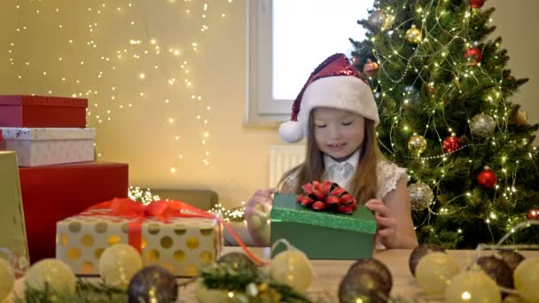 Tag des Boxens. Das kleine Mädchen bekam ein zauberhaftes Weihnachtsgeschenk. Kind ist glücklich. Frohe Weihnachten. — Stockvideo