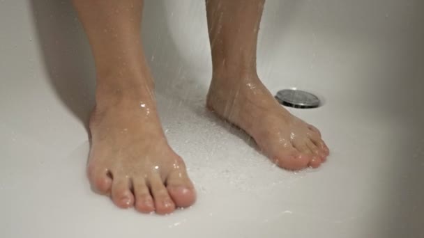 Kvinnors fötter i duschen. Vattnet sköljer bort blodet. Spontant missfall i ett tidigt skede. — Stockvideo