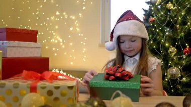 Boks günü. Küçük kız sihirli bir Noel hediyesi aldı. Çocuk mutlu. Mutlu Noeller..