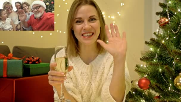 Giovane donna si congratula con i suoi cari che vivono lontano, Buon Natale. L'umore festivo. Tecnologie moderne. Concetto di videochiamata familiare. — Video Stock