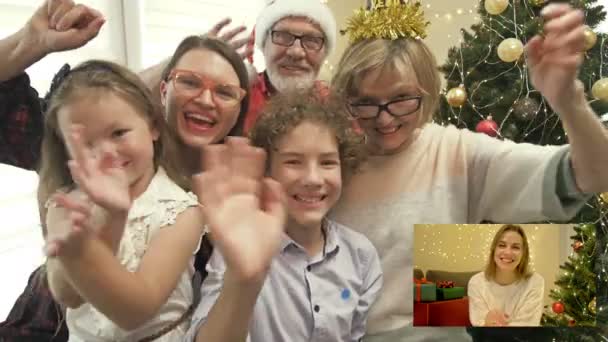 Stor vänlig familj önskar en God Jul till en släkting via internet. Festligt humör. Modern teknik. Koncept för videosamtal. — Stockvideo